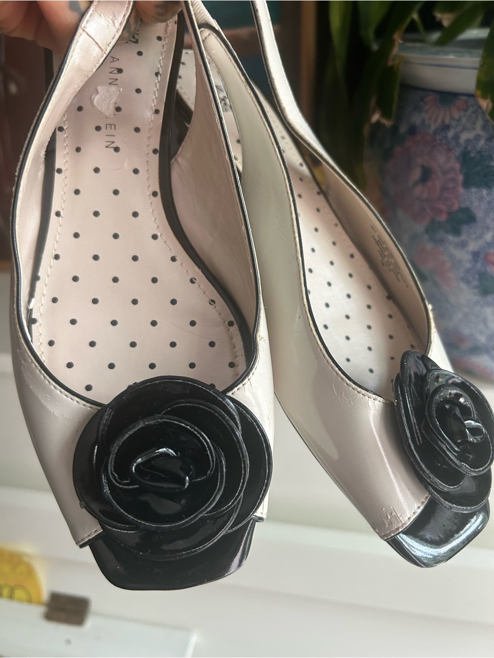 Anne Klein White Black Rose Slingback Peep Toe Heels Shoes Size 7M